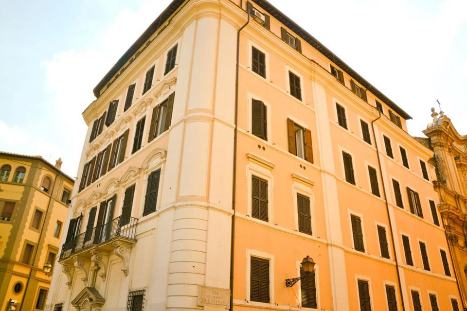 Opere di restauro e ristrutturazione di un palazzo storico a Roma.